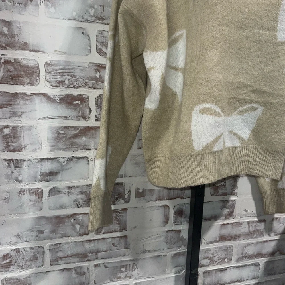 Salty wave Beige White bow Sweater women’s small